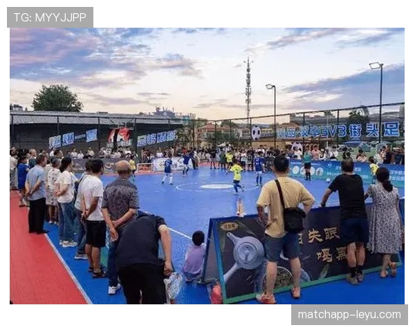 足球激战点燃赛场,激烈对决引爆全场激情 足球激战点燃赛场,激烈对决引爆全场激情